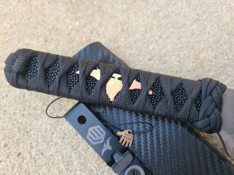 Load image into Gallery viewer, Cruwear Short Sword (Black Cord Wrap w/ Black Ray Skin)
