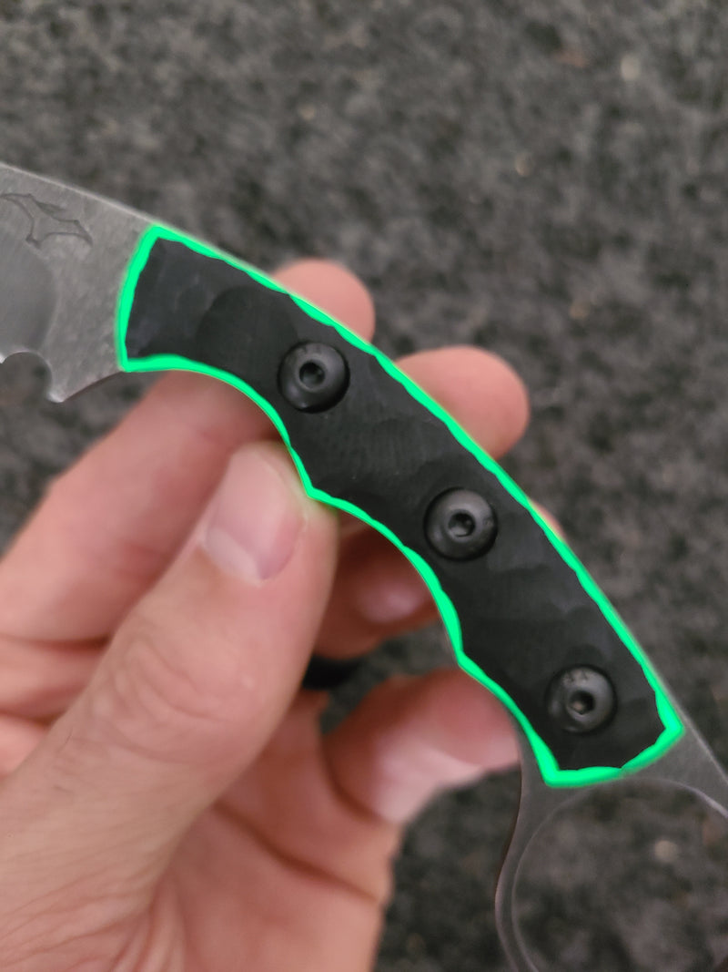 Load image into Gallery viewer, MagnaCut Ringed Scalpel (Black w/ Green Glow)
