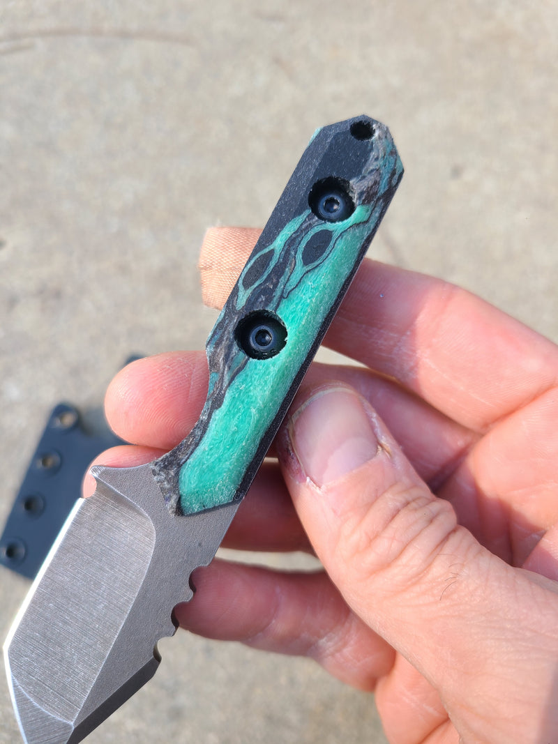 Load image into Gallery viewer, Cruwear Mini Tanto (G L Hansens Micarta Black &amp; Blue)
